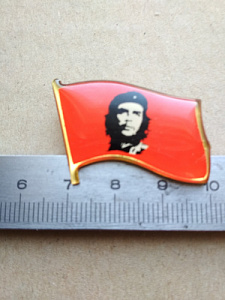 Значок: "Че" красный флаг.