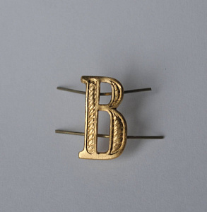 Буква В на погоны металлическая