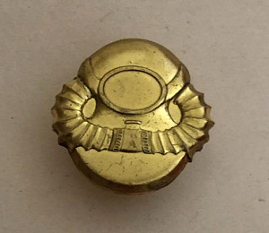 Знак Водолазный шлем один иллюминатор золотистый на винту