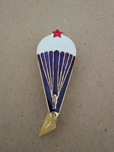 Знак "Парашютист" тип-3 Парашютист на фоне синего неба. Над куполом красная звезда