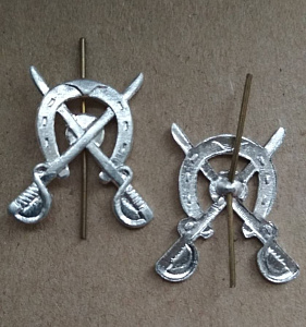 Эмблема петлица Кавалерии на "усах" серебритая 1шт