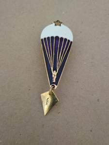 Знак "Парашютист" тип-4 Парашютист на фоне синего неба. Над куполом золотистая звезда