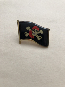 Значок Флаг Весёлый Роджер в красной бандане