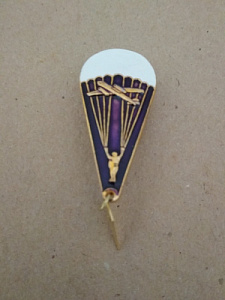 Знак "Парашютист" тип-2. Самолёт и парашютист под куполом, на фоне синего неба